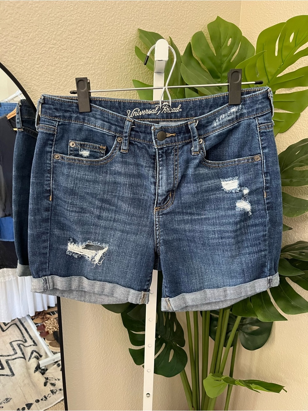 Universal Thread Women's Dark Blue Distressed Denim Shorts Size 8/29 | Mid Rise